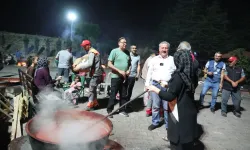 Palancıoğlu salça kaynatan vatandaşlarla buluştu