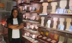 Kayserili taş ustası, Kültepe tabletlerinin replikalarını yapıyor