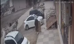  Bina önünden malzemeleri izinsiz alan şüpheliler kameraya yakalandı