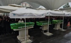 Trafik kazasında hayatını kaybeden anne, oğlu ve kızı yan yana son yolculuğuna uğurlandı