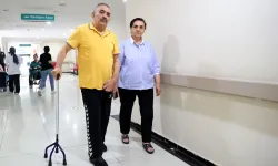 Felçli hasta sedyeyle geldiği hastaneden yürüyerek çıktı