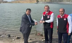 Yeşilhisar’da balıklandırma çalışması: Akköy Barajı’na yavru sazan bırakıldı