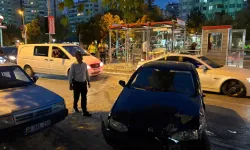 Kayseri’de otomobil tramvay durağına daldı! Faciayı önleyen detay kamerada