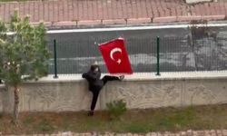 Kayseri’de 3. sınıf öğrencisinden yürek ısıtan bayrak hassasiyeti!