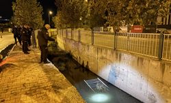 Kayseri’de otomobil su kanalına uçtu! Araçta sıkışan 2 kişi kurtarıldı