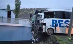 Yolcu otobüsü tırla çarpıştı! Otobüs evin çatısına çarparak durabildi: 15 yaralı