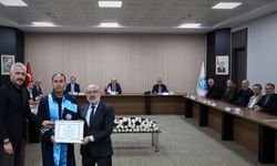 Kayseri Üniversitesi’nde yeni profesör belli oldu! Cübbesini giydi, belgesini aldı