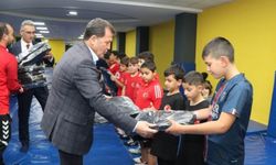 Kayseri’de genç sporculara malzeme desteği