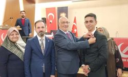 Yeniden Refah Partisi Kayseri’de toplandı! Yeni üyelere rozet takıldı