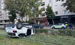 Kayseri’de feci kaza! Takla atan otomobil tramvay yoluna girdi