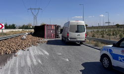 Kayseri’de pancar yüklü tır devrildi! Sürücü yaralandı