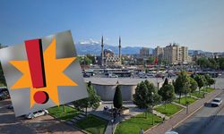 Kayseri’de kuvvetli rüzgâr hayatı olumsuz etkiliyor! Meydandaki stant devrildi