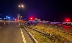 Kayseri’de aydınlatma direğine çarpan otomobil hurdaya döndü
