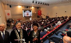 Talas’ta Türk dünyası buluşması sona erdi: Başkan Yalçın’a Emir Timur’un çapanı giydirildi
