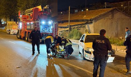 Kayseri’de orta refüjdeki ağaca çarpan otomobil yola savruldu!