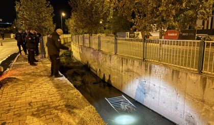 Kayseri’de otomobil su kanalına uçtu! Araçta sıkışan 2 kişi kurtarıldı