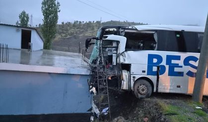 Yolcu otobüsü tırla çarpıştı! Otobüs evin çatısına çarparak durabildi: 15 yaralı