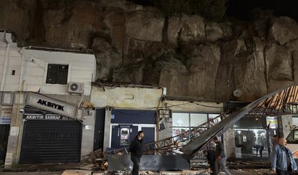 Kayseri’de korkutan kaza! 50 metrelik kayalıklardan dükkanların üzerine uçtu
