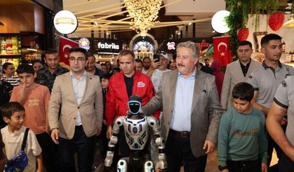 Kayseri’de insansı robot MEGA sahneye çıktı! Teknoloji lisesi için tarih verildi