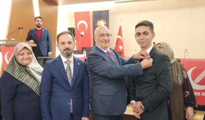 Yeniden Refah Partisi Kayseri’de toplandı! Yeni üyelere rozet takıldı