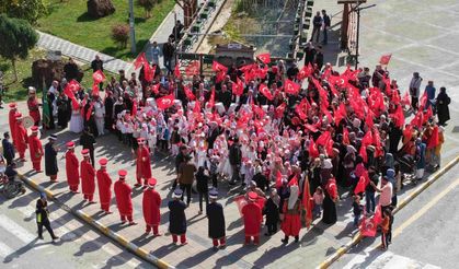 Mehteran eşliğinde yürüdüler! Yahyalı’da 161 minik öğrenci için özel tören