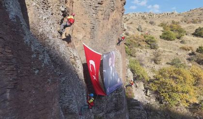 Kayseri’de bayrak gururu! 3 bin 425 metre zirvede Türk bayrağı ve Atatürk posteri