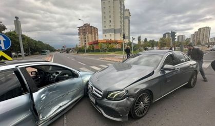 Kayseri’de “göz göre göre” gelen kaza kamerada