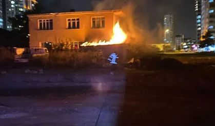 Kayseri’de iki metruk bina alevlere teslim oldu!