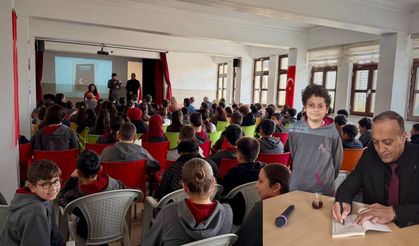Şair Hacı Kısır, “Ay Yıldız Sevdası” kitabını imzaladı