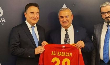 Ali Babacan’a Kayserispor forması hediye edildi
