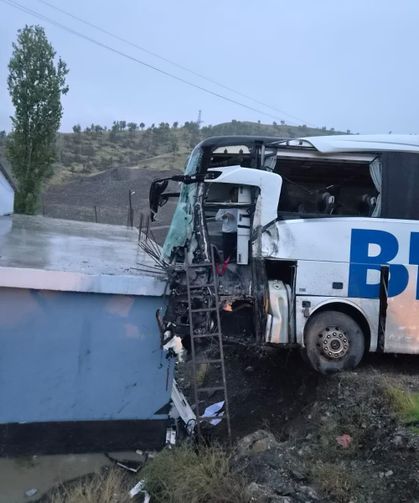 Yolcu otobüsü tırla çarpıştı! Otobüs evin çatısına çarparak durabildi: 15 yaralı