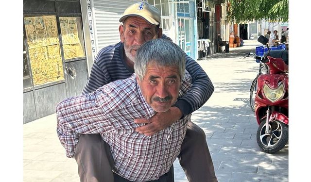 Ağabeyini sırtında taşıyor