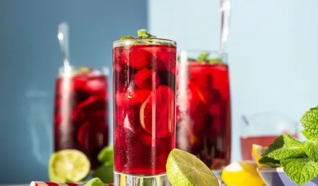 Sıcak havalarda içinizi serinletecek buz gibi Starbucks Berry Hibiskus Tarifi!