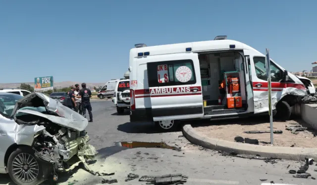 Kayseri'de otomobil ve ambulans çarpıştı