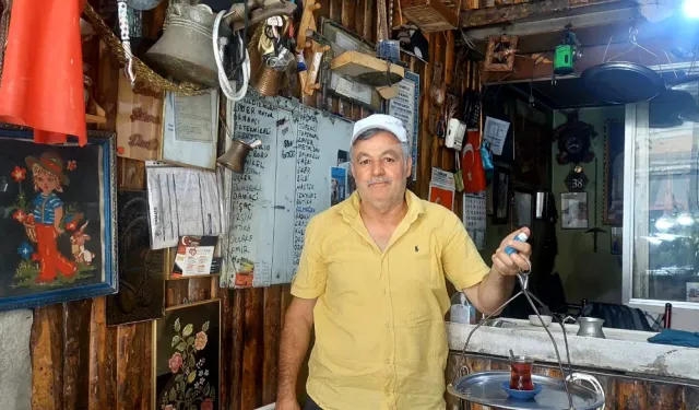42 yıllık anılarla dükkanını süsledi
