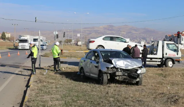 Sivas'ta iki otomobilin çarpıştığı kazada 3 kişi yaralandı