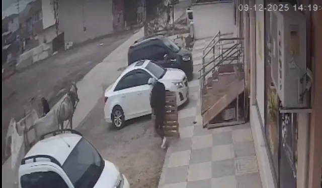  Bina önünden malzemeleri izinsiz alan şüpheliler kameraya yakalandı