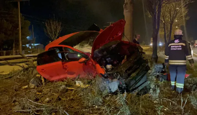 Ağaca çarpan otomobilin sürücüsü yaralandı