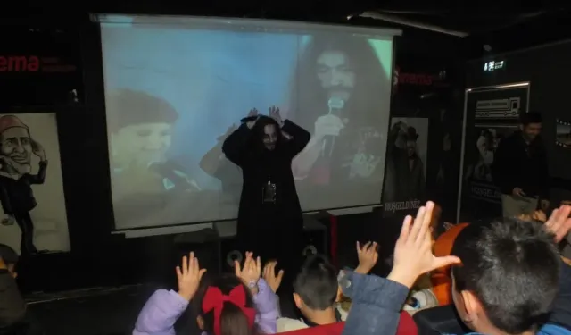 "Gezen Sinema Tırı" Ulaş'ta çocuklarla buluştu