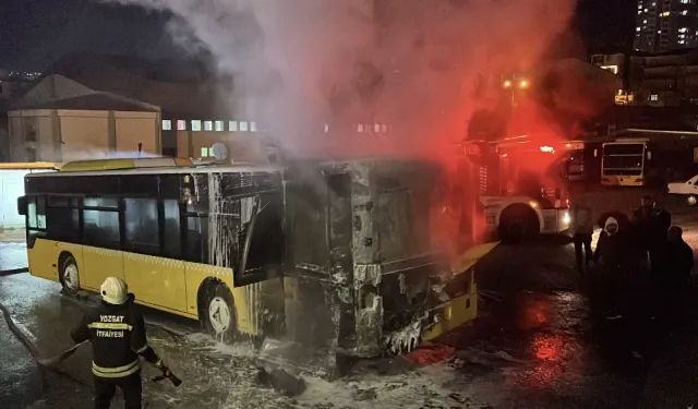 Park halindeki halk otobüsünde çıkan yangın söndürüldü