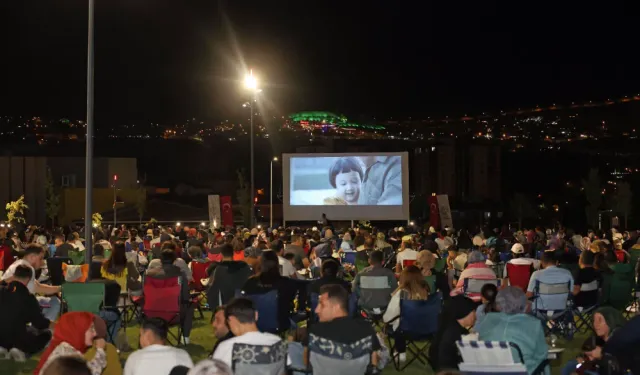 Talas'ta açık hava sinemasına yoğun ilgi! 'Ayla' filmi izleyenlere duygu dolu anlar yaşattı