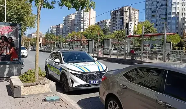 Kayseri'de motosiklet yayaya çarptı!