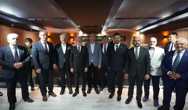 AK Parti Kayseri Teşkilatı’nda dikkat çeken katılım! CHP ve DEVA’dan 15 isim geçti