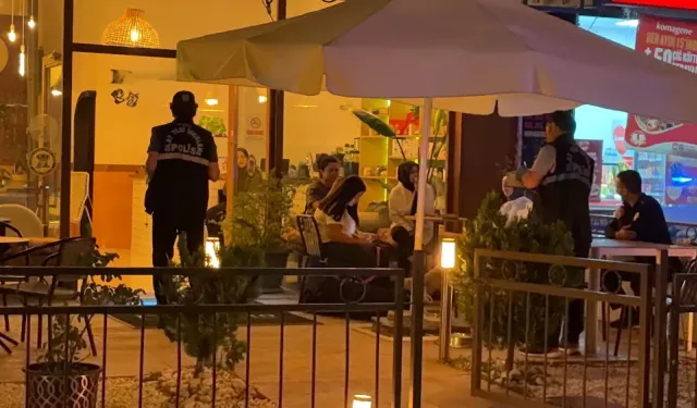 Bıçaklandı, Canını Kafeye Atarak Kurtardı