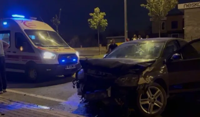  Kontrolden çıkan otomobil duvara çarptı