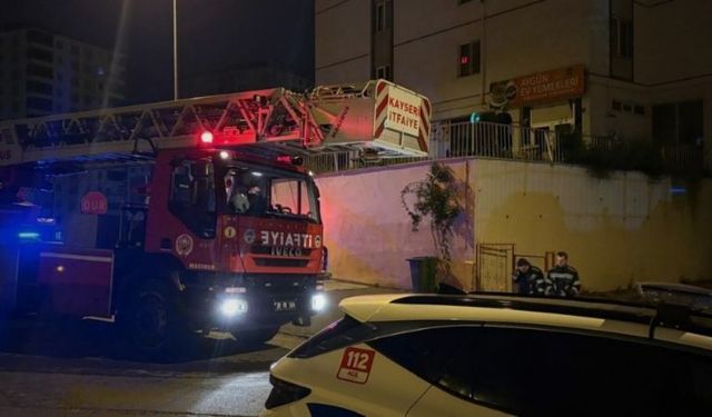 Kayseri’de 10 katlı binada panik! Zemin kattan yükselen duman korkuttu