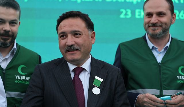 Vali Gökmen Çiçek’e Yeşilay’dan üstün hizmet madalyası