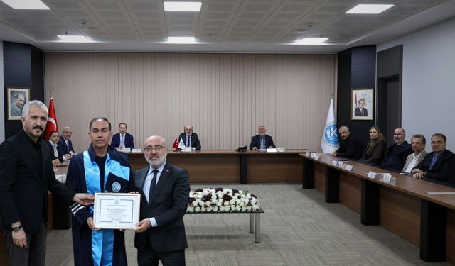 Kayseri Üniversitesi’nde yeni profesör belli oldu! Cübbesini giydi, belgesini aldı