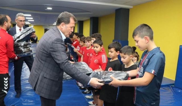 Kayseri’de genç sporculara malzeme desteği