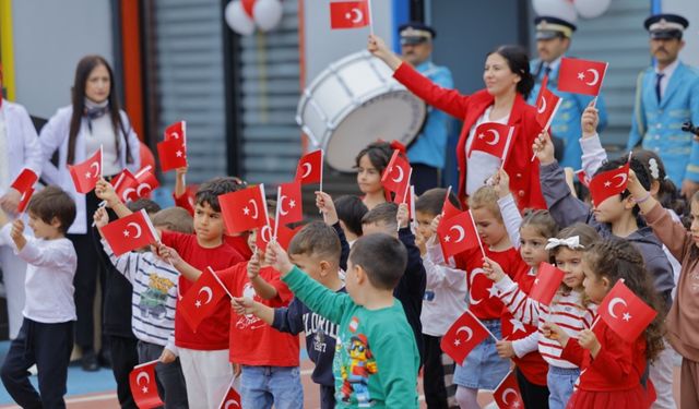 Kayseri’de miniklerden Cumhuriyet şöleni! Bayraklarla renkli görüntüler
